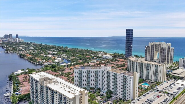 Photo - 19390 Collins Ave Unidad 715 Rental