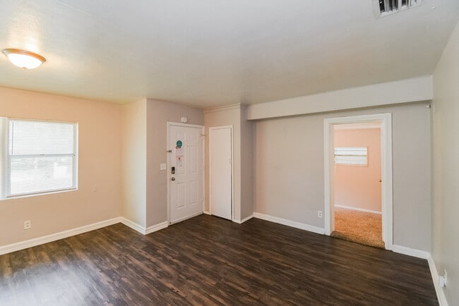 Photo - 2844 Myra St