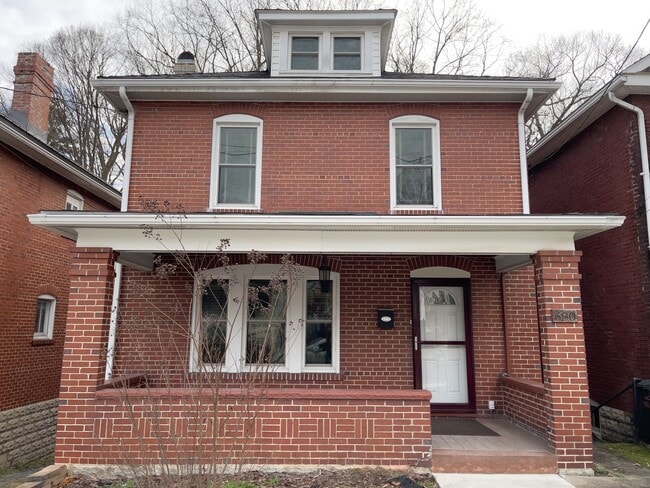 Building Photo - 3 BtR/1.5 Bath  Single Family Home in established west side neighorhood.