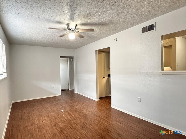 Building Photo - 1706 N Interstate 35 Unit 11