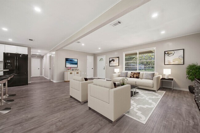 Photo - 110 W Pine St