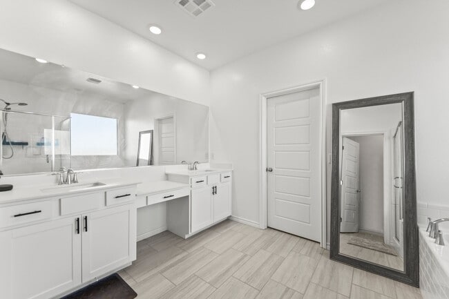 Photo - New Build, 4 bedroom, 3 full bathroom in t... House