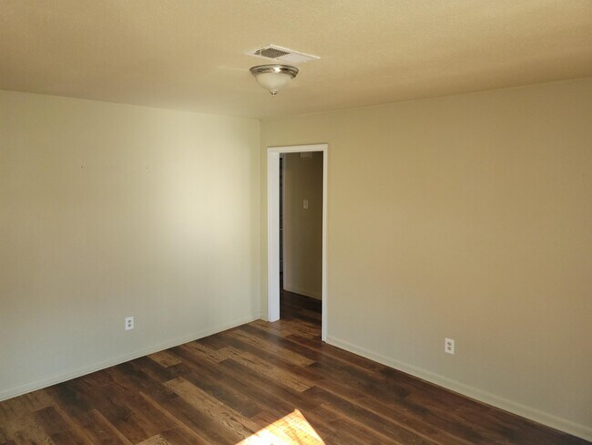 Photo - 9 Parkland Cir