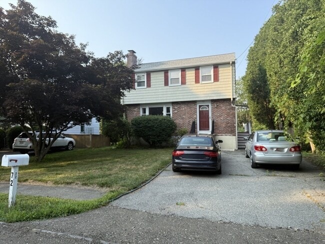 Photo - 72 Grassland St House