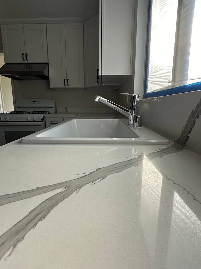 NEW kitchen & bathroom! Don't miss this ch... House House Rental in