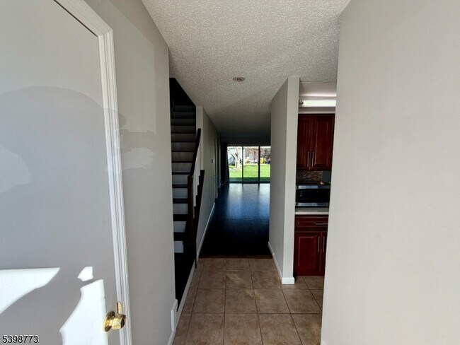 Photo - 347 Bromley Pl