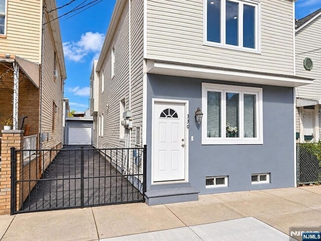 328 John St