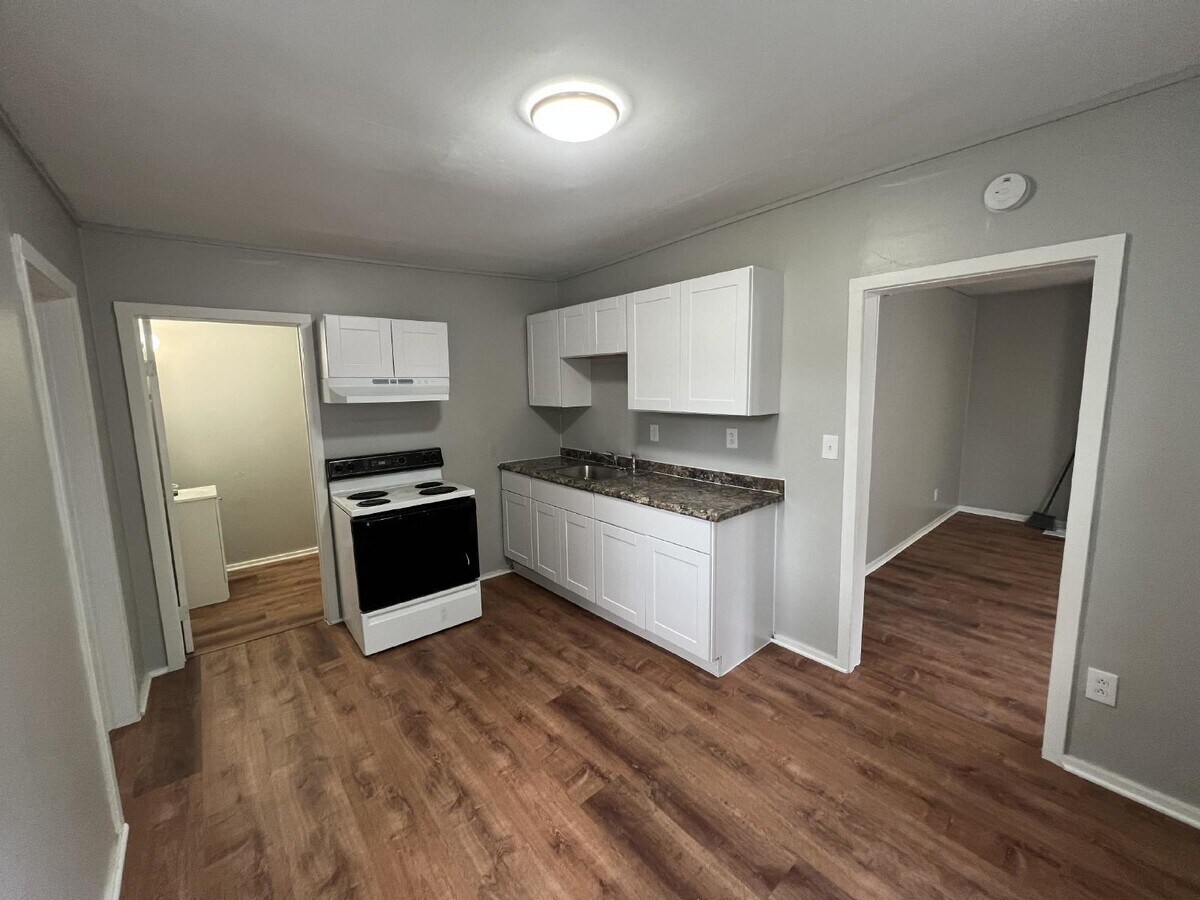 2 Bedroom Main Level, Completely New Inside! - 2 Bedroom Main Level, Completely New Inside! Apartment Unit A