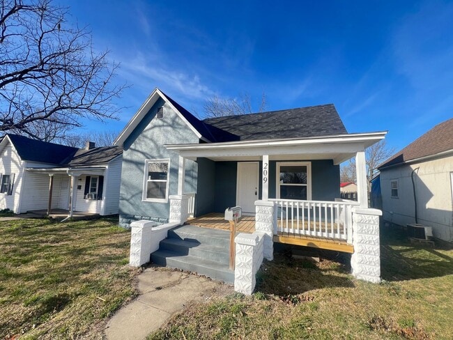 Photo - 209 W College St