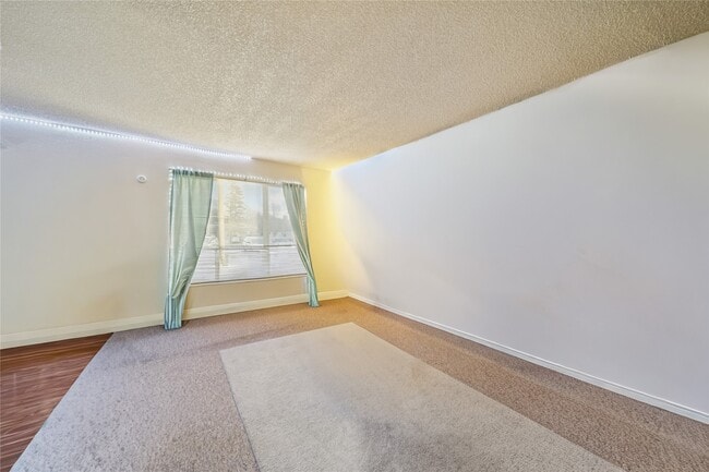 Building Photo - 424 E Dogwood Ave