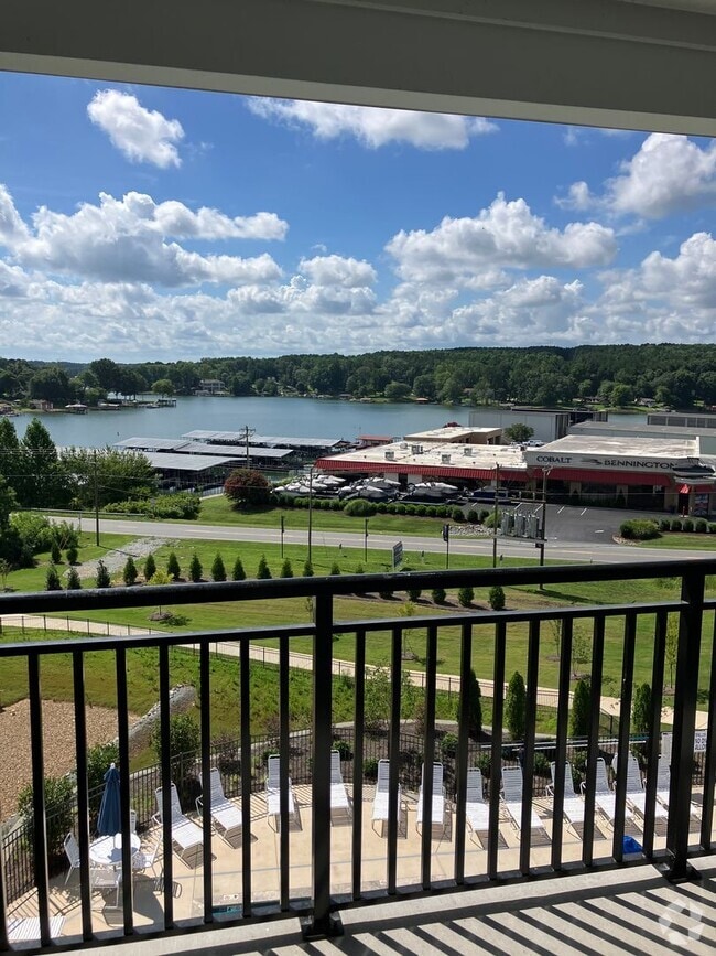 Building Photo - Beautiful lakefront living in Sherrils Ford Rental