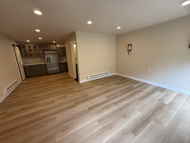 Photo - Fully Remodeled Bellevue Condo Available Now! Unidad #B8