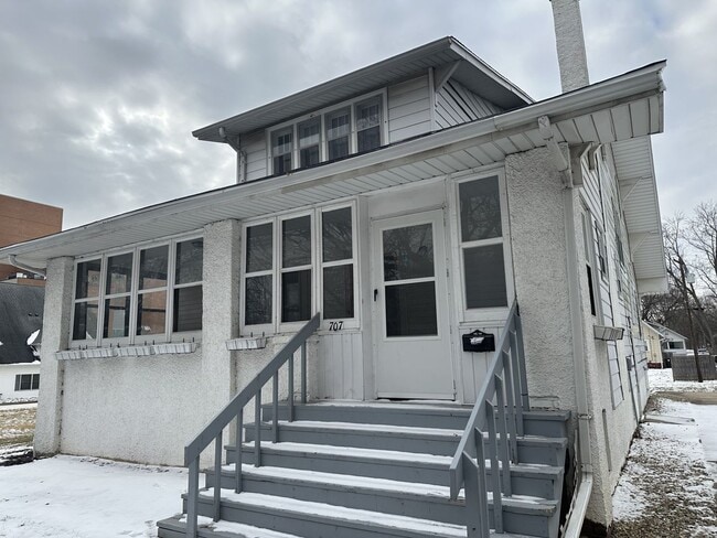 Building Photo - 707 N Orchard St
