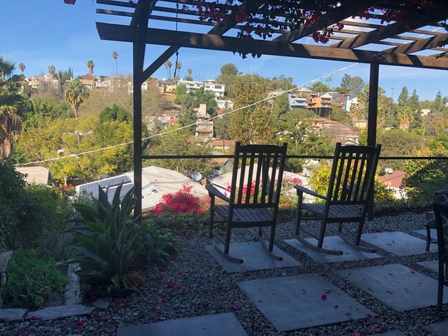Casa renovada de 2 dormitorios y 2 baños en Silver Lake, con todos los servicios públicos y un exuberante jardín adosado con vistas. Se admiten perros. - 1316 N Occidental Blvd