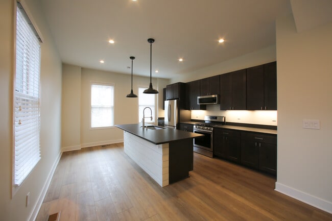 Building Photo - 250 Jackson St Rental