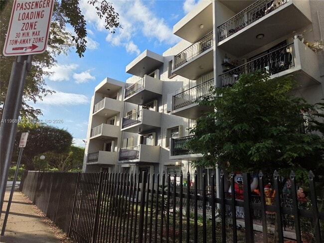 Building Photo - 3181 SW 13th St Unit 304