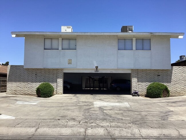 Building Photo - 3279 - Lucas Unit E Rental
