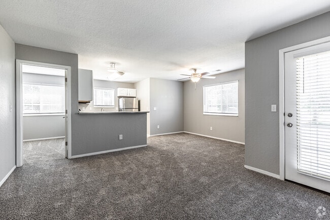 2BR, 2BA - 1050SF