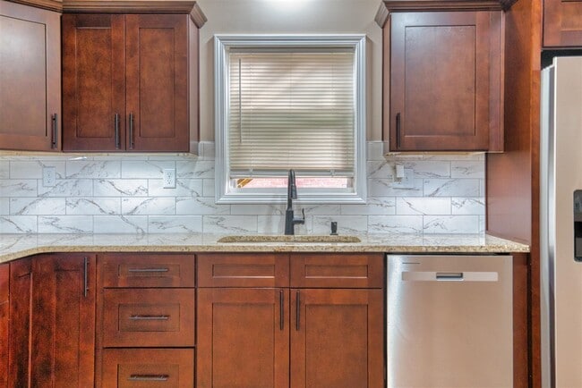 Photo - 704 W 7th St