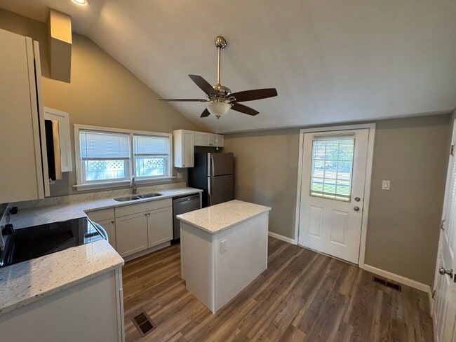 Photo - 1029 Woodside Blvd