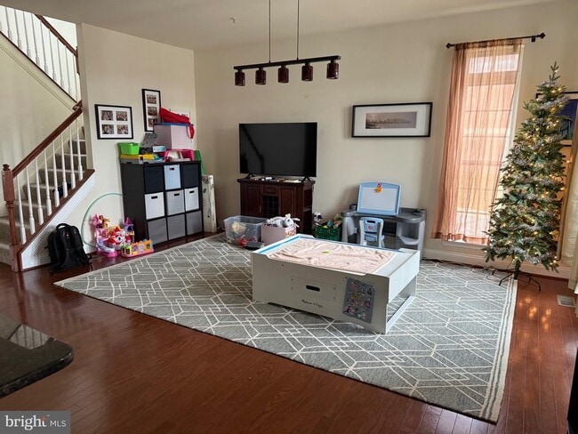 Photo - 711 Perthshire Pl