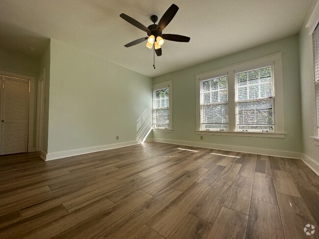 Building Photo - 515 E 8th St Rental