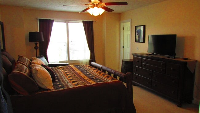 Photo - 720 Oaktree Blvd