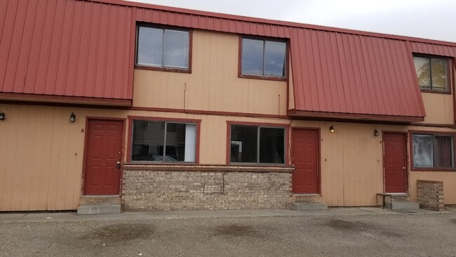 Building Photo - 2 Bed, 1 Bath, 2 Story Townhouse!!! Unit B