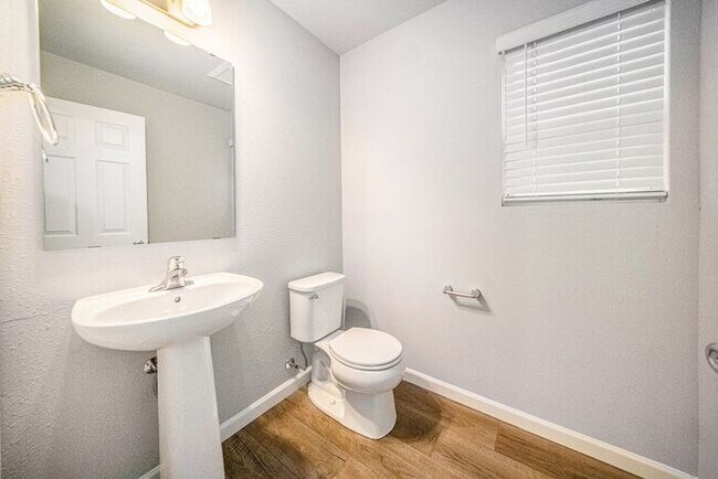 Photo - 1002 Chittock Ave