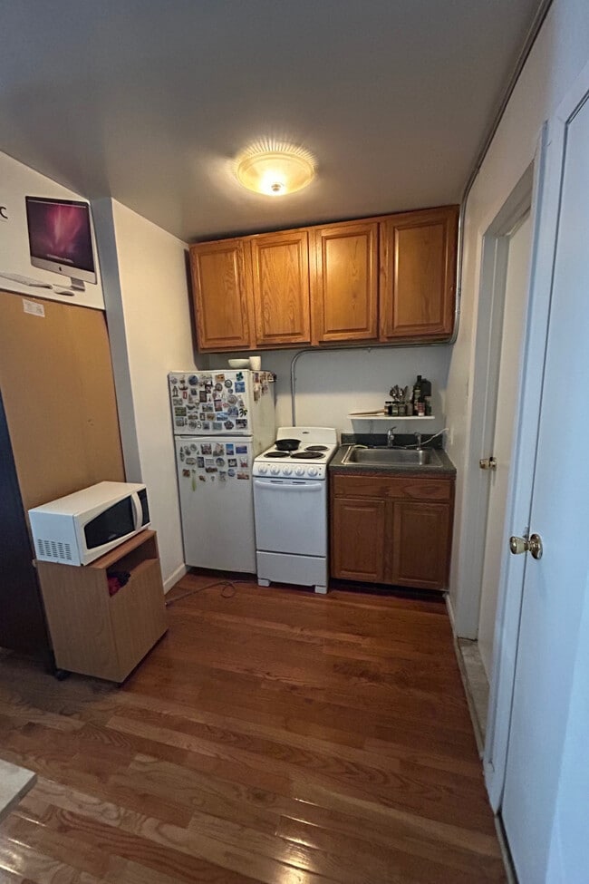 Building Photo - 276 W 71st St