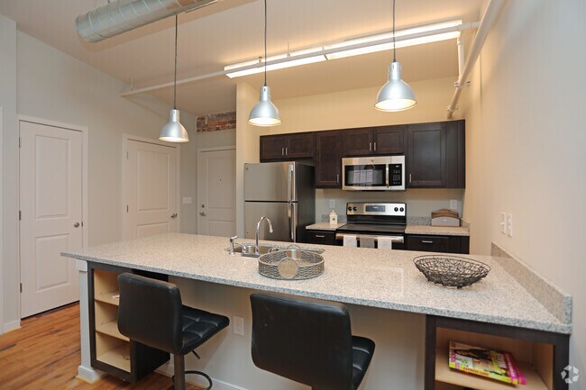 2BR,1BA-925 SF