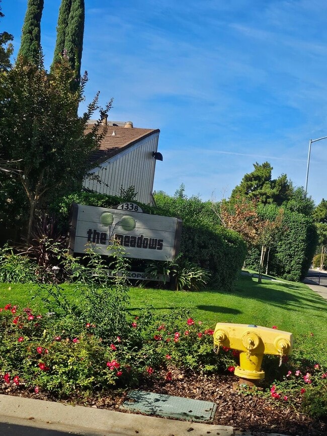 Building Photo - Stylish 2-Bed, 2-Bath Home with Generous Den in The Meadows