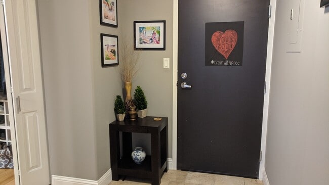 Condo Entrance - 700 E 8th St Unidad 9H