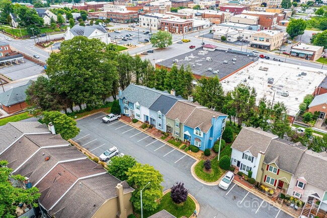 Photo - 617 College Ave SW