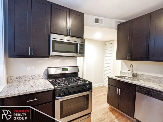 Photo - 4032 N Ashland Ave Unidad 4036.5-Garden South