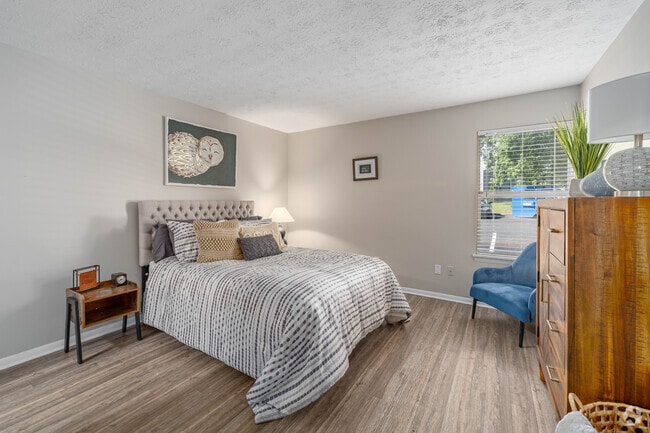 2BR, 1BA - 941SF - Primary Bedroom - Royal Arms of Bowling Green