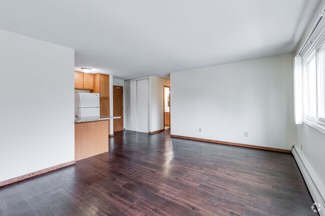 3BR , 1,5BA - 1000SF - Living
