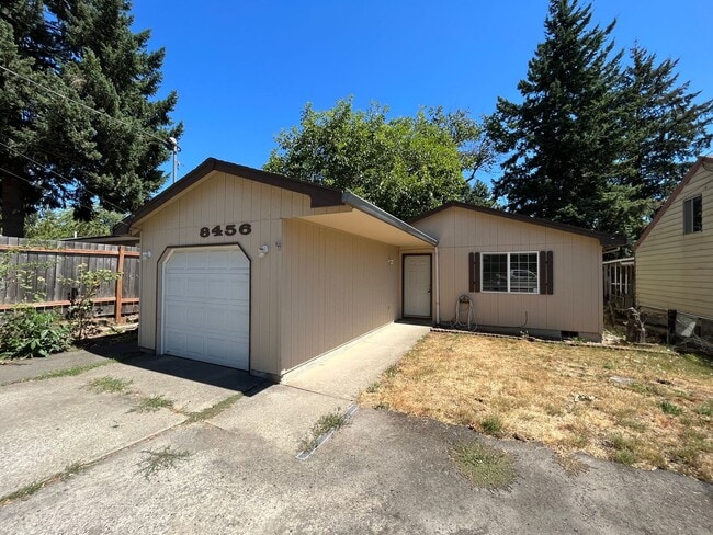 Building Photo - This Adorable 3 Bed / 2.5 Bath Ranch Style Homes Offers A Large Backyard and Beautiful Natural Li...