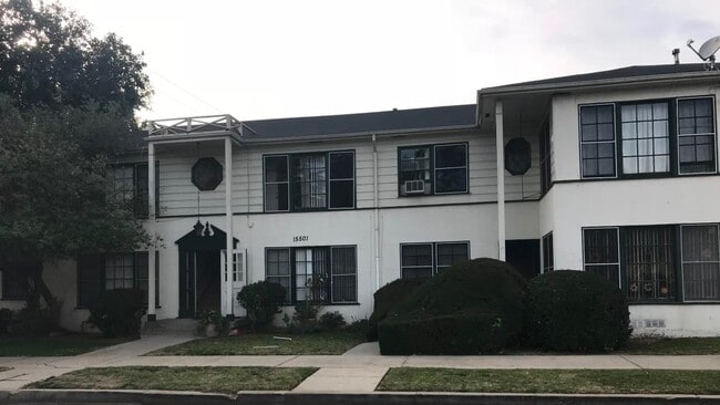 Photo - 15863 Victory Blvd