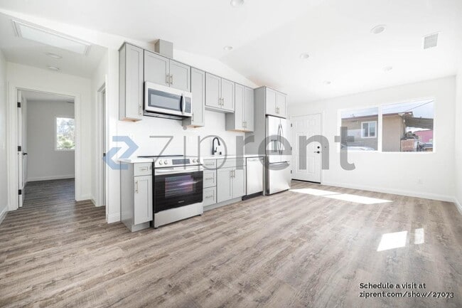 Photo - 406 Gavin St