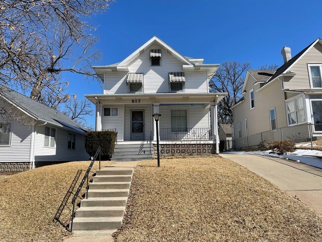 Building Photo - Cute & Retro 3 Bedroom Home in Midtown w/ Garage!