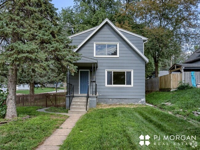 Building Photo - 3 bedroom, 2 bathroom House Available Imme...