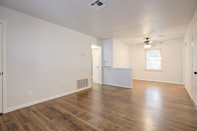 Photo - 806 Denison Dr