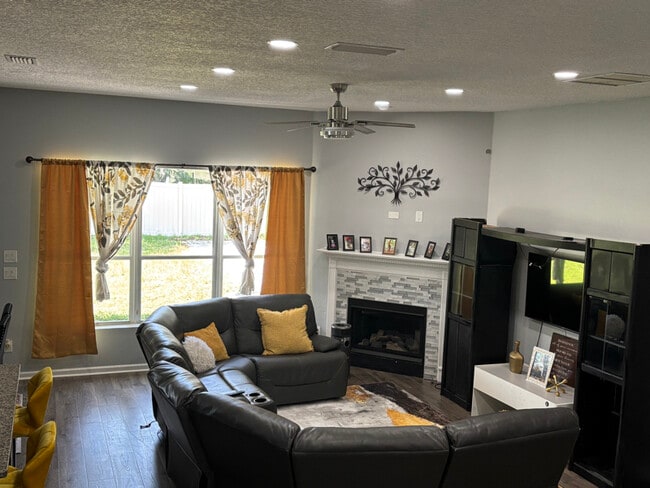 Photo - 437 Fort Drum Ct