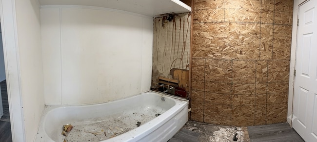 Photo - 305 W 7th St