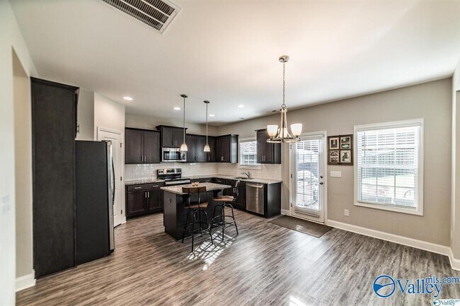 Photo - 108 Erskin Parcus Dr