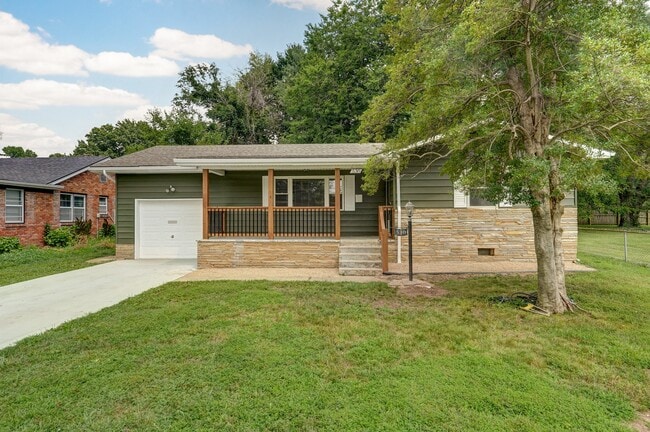 Building Photo - 530 S Weller Ave