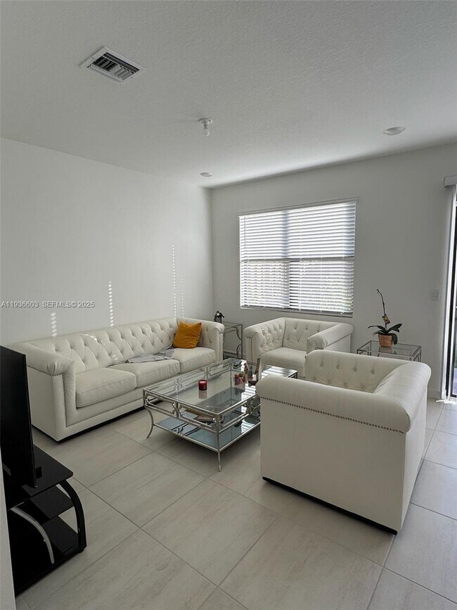 Photo - 141 NE 13th St