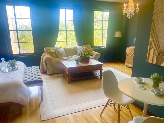 sala de estar tipo estudio - Los Altos Apartments