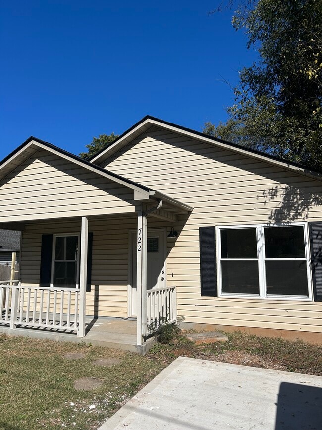 Building Photo - 722 Washburn Rd NW